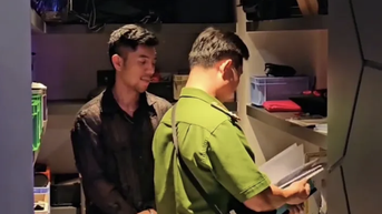 Ca sĩ Lương Bằng Quang bối rối khi mở két sắt của Ngân 98