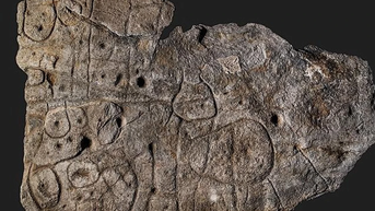 古代の墓の奥深くに眠る、4000年前の3D地図が刻まれた石の謎
