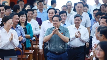 នាយករដ្ឋមន្ត្រី​ជួប​ជាមួយ​អ្នក​បោះឆ្នោត និង​ថ្នាក់​ដឹកនាំ​ឃុំ​សង្កាត់​ក្រុង Can Tho