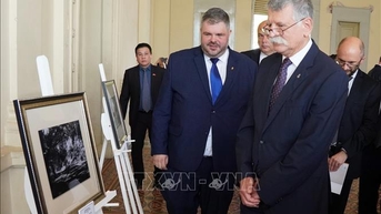 Chủ tịch Quốc hội Hungary cắt băng khai mạc triển lãm ảnh về TP Hồ Chí Minh đầu thế kỷ XX
