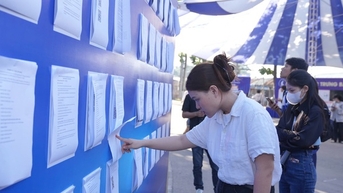 Sinh viên Trường ĐH Khoa học Tự nhiên "săn" việc nóng tại ngày hội 2025