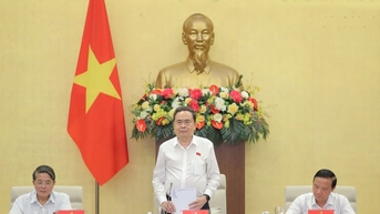 លេខាគណៈកម្មាធិការបក្សរដ្ឋសភា ប្រធានរដ្ឋសភា លោក Tran Thanh Man ធ្វើជាអធិបតីក្នុងសន្និសីទជាមួយប្រធានកោសិកាបក្ស និងប្រធានគណៈប្រតិភូរដ្ឋសភា។