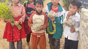 Những “bông hoa nhỏ” trên vùng đất Tà Xùa