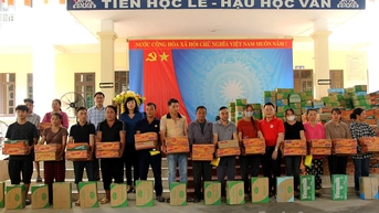 Phó Chủ tịch HĐND tỉnh Phạm Thị Minh Xuân trao quà hỗ trợ người dân xã Hùng Lợi bị ảnh hưởng bởi bão lũ