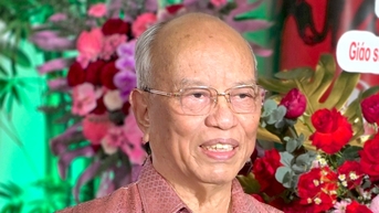 85歳になった今も、チン・クアン・フー教授はホーおじさんについて川の流れのように書き続けている。