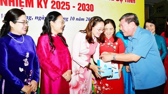 Họp mặt nữ đại biểu tham dự Đại hội đại biểu Đảng bộ tỉnh Vĩnh Long lần thứ I