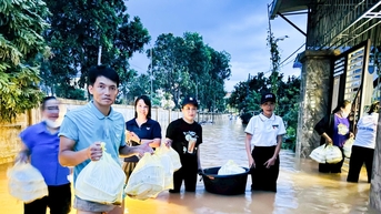 Những bữa cơm ấm lòng ngày lũ...