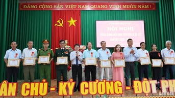 ឃុំ អ៊ាកលី លើកសរសើរសមូហភាព និងបុគ្គលកម្រិតខ្ពស់ធម្មតាចំនួន 50 នាក់ជាលើកដំបូង