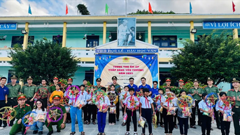 យុវជននគរបាលក្រុង Da Nang ផ្តល់អំណោយពាក់កណ្តាលរដូវស្លឹកឈើជ្រុះចំនួន ៦០០ ដល់កុមារនៅឃុំព្រំដែន