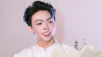 ជើងឯកមហោស្រពទេពកោសល្យអាស៊ីអាគ្នេយ៍ ច្រៀងជា ៣ ភាសា ធ្វើឱ្យលោក ឌុក ភុក គោរព