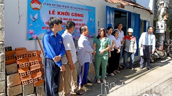 គណៈកម្មាធិការរណសិរ្សមាតុភូមិវៀតណាមនៃវួដ Nha Trang បានចាប់ផ្តើមជួសជុលផ្ទះឯកភាពដ៏អស្ចារ្យចំនួន ២