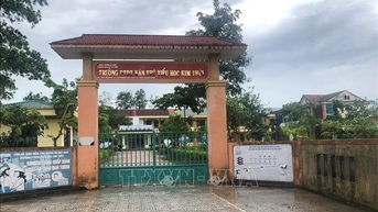 សិស្ស​សម្រាក​នៅ​មន្ទីរពេទ្យ​ដោយសារ​សង្ស័យ​ពុល៖ នាយក​រង​សាលា​ត្រូវ​ផ្អាក​បណ្ដោះ​អាសន្ន