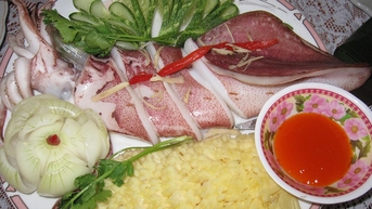 ពេលមក Sa Huynh កុំភ្លេចញ៉ាំមឹកចំហុយជាមួយខ្ញី។