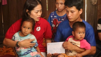 កាកបាទក្រហមខេត្តចុះជួយដល់គ្រួសារដែលរងផលប៉ះពាល់ធ្ងន់ធ្ងរដោយព្យុះលេខ១០