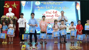 ប្រគល់អំណោយចំនួន ៨០ ជូនដល់កុមារសមាជិកសហជីព និងកម្មករក្នុងសង្កាត់ Thanh Khe