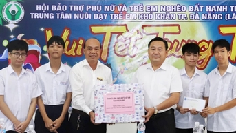 ថ្នាក់​ដឹក​នាំ​ក្រុង​ផ្តល់​អំណោយ​ពាក់​កណ្តាល​សរទរដូវ​ដល់​កុមារ​ជួប​ការ​លំបាក​នៅ​ទីក្រុង Da Nang