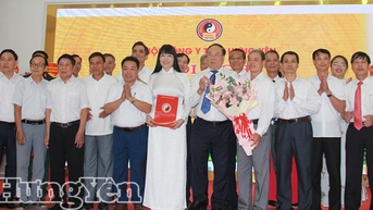 សមាគមឱសថបូព៌ាខេត្ត Hung Yen៖ ប្រកាសសេចក្តីសម្រេចលើការងាររបស់អង្គការ និងបុគ្គលិក