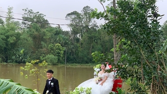 ពិធី​រៀប​ការ​ដ៏​ប្លែក​ពី​ទឹក​ជំនន់​របស់​គូស្នេហ៍​វ័យ​ក្មេង​មួយ​គូ​នៅ​ Bich Hao
