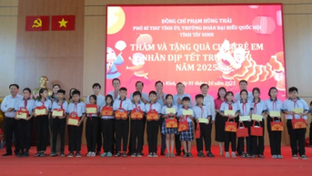 អនុលេខាគណៈកម្មាធិការបក្សខេត្ត លោក Pham Hung Thai ប្រគល់អំណោយពាក់កណ្តាលរដូវស្លឹកឈើជ្រុះដល់កុមារនៅឃុំ An Ninh
