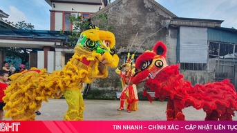 ក្រុម​របាំ​តោ​ហាត់​ប្រាណ​យ៉ាង​ខ្លាំង​សម្រាប់​ពិធីបុណ្យ​ពេញ​បូណ៌មី។