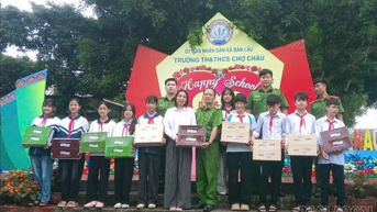 នគរបាល​ឃុំ​បាន​លាវ​បាន​ប្រគល់​អំណោយ​បុណ្យ​ពាក់​កណ្តាល​សរទរដូវ​ចំនួន ៣៤៩០ ដល់​កុមារ