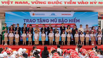 ក្រុមហ៊ុនហុងដាវៀតណាមផ្តល់មួកសុវត្ថិភាពដល់សិស្សថ្នាក់ទីមួយក្នុងឆ្នាំសិក្សា 2025-2026