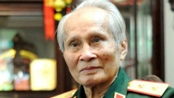 ឧត្តមសេនីយ៍ឯក Nguyen Quoc Thuoc គាំទ្រប្រជាជន Nghe An ដែលរងគ្រោះដោយព្យុះលេខ ១០