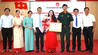 ពិធីប្រគល់ប័ណ្ណសរសើរពីប្រធានគណៈកម្មាធិការប្រជាជនក្រុង ជូនដល់បុគ្គលដែលមានគុណូបការៈ ក្នុងព្យុះទី១០