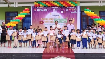 Sôi nổi Chương trình Trăng rằm Đất Mũi năm 2025 và trao nhiều phần quà cho các em thiếu nhi.