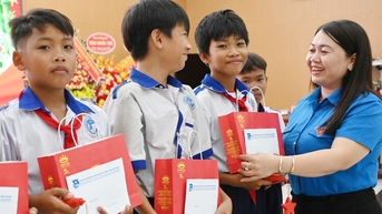 Tỉnh đoàn tặng quà Trung thu cho thiếu nhi con, em thanh niên công nhân