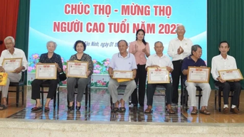 Phường Tân Ninh chúc thọ, mừng thọ người cao tuổi