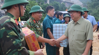លេខាបក្សខេត្ត Quan Minh Cuong បានត្រួតពិនិត្យការងារជំនះពុះពារលើផលវិបាកនៃគ្រោះធម្មជាតិនៅឃុំ Duc Long និង Phuc Hoa។