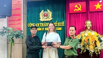 ប្រគល់​ទ្រព្យ​សម្បត្តិ​ជូន​ភ្ញៀវ​ទេសចរ​អូស្ត្រាលី​ដែល​ធ្លាក់​ដោយ​ចៃដន្យ