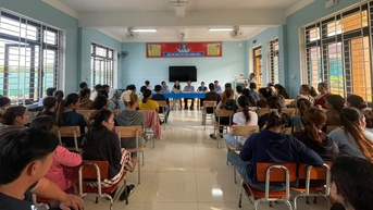 កម្រ៖ ឪពុកម្តាយស្នើសុំព្យួរការងារនាយករង មុនពេលអនុញ្ញាតឱ្យកូនចូលថ្នាក់រៀន