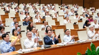 제10차 국회 개회식에서 국회는 많은 지도적 직책을 선출하고 승인했습니다.