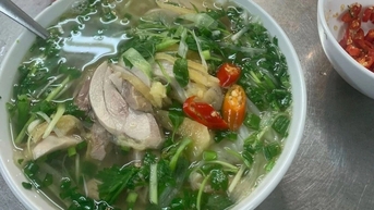 តើ​ភ្ញៀវ​ទេសចរ​បរទេស​និយាយ​យ៉ាង​ណា​អំពី​ការ​ញ៉ាំ​ផូ​ក្នុង​តម្លៃ ១៥ ម៉ឺន​ដុង និង ៦០ ០០០ ដុង​នៅ​ហាណូយ?