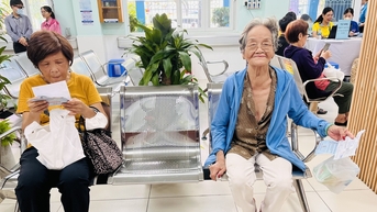 Chuyển đăng ký BHYT từ bệnh viện nhỏ sang bệnh viện lớn, người bệnh 'được' gì và 'mất' gì?