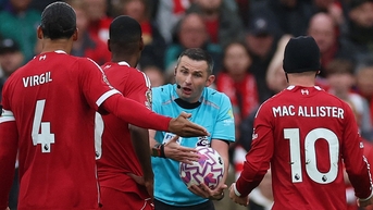 អ្នកគាំទ្រ Liverpool រិះគន់អាជ្ញាកណ្តាលចំពោះការចាញ់គ្រាប់បាល់ទល់នឹង Man United