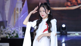 Bé Ghến “Đi giữa trời rực rỡ” trình diễn áo dài thu hút ánh nhìn