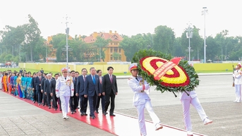 ថ្នាក់ដឹកនាំបក្ស និងរដ្ឋអញ្ជើញទៅទស្សនាផ្នូររបស់ប្រធានហូជីមិញ ក្នុងឱកាសចូលរួមសម័យប្រជុំរដ្ឋសភាលើកទី១០ នីតិកាលទី១៥