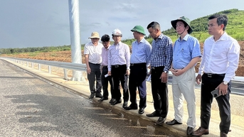 省人民委員会副委員長チュオン・コン・タイ氏がカインホア・バンメトート高速道路プロジェクトを視察