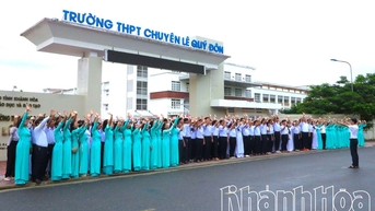 វិទ្យាល័យ Le Quy Don for the Gifted (South Nha Trang) បានរៀបចំពិធីអបអរសាទរដល់បេក្ខជនបេក្ខនារីក្នុងកម្មវិធី Road to Olympia Finals។