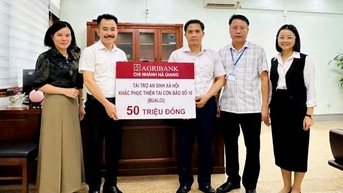 Agribank Chi nhánh Hà Giang hỗ trợ khách hàng và người dân thiệt hại do mưa lũ 1 tỷ đồng