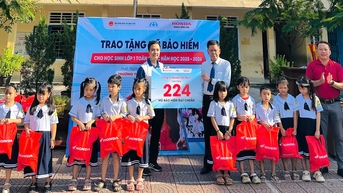 ចែកមួកសុវត្ថិភាពដល់សិស្សសាលាបឋមសិក្សាអានដុង លេខ១