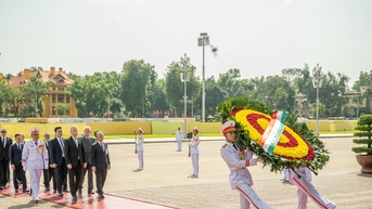 Chủ tịch Quốc hội Hungary vào Lăng viếng Chủ tịch Hồ Chí Minh