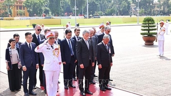 ប្រធានសភាហុងគ្រី លោក Kover Laszlo អញ្ជើញទៅទស្សនាវិមានប្រធានាធិបតីហូជីមិញ