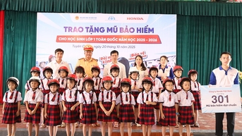 Trao 301 mũ bảo hiểm tặng học sinh lớp 1