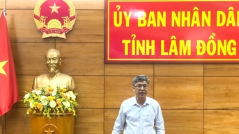 អនុប្រធានគណៈកម្មាធិការប្រជាជនខេត្ត Lam Dong លោក Nguyen Minh បានធ្វើការជាមួយក្រុមប្រឹក្សាគ្រប់គ្រងគម្រោងវិនិយោគសំណង់លេខ ២