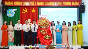 Bí thư Tỉnh ủy Lương Nguyễn Minh Triết thăm, chúc mừng Hội LHPN tỉnh