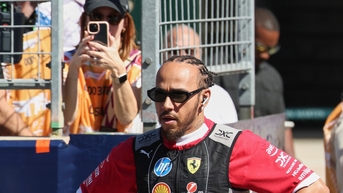 Huyền thoại Lewis Hamilton thoát nạn trong cuộc đua Sprint F1